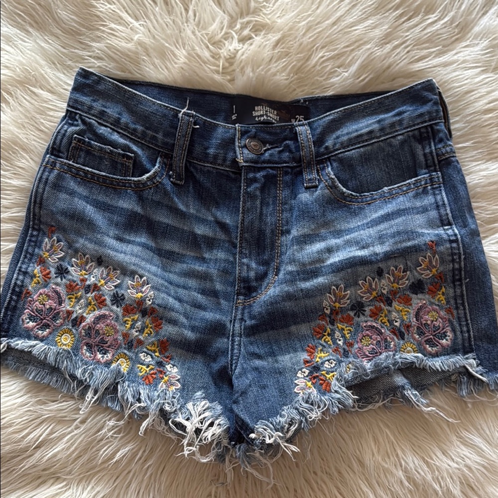 👖HOLLISTER EMBROIDERED SHORTS🌸